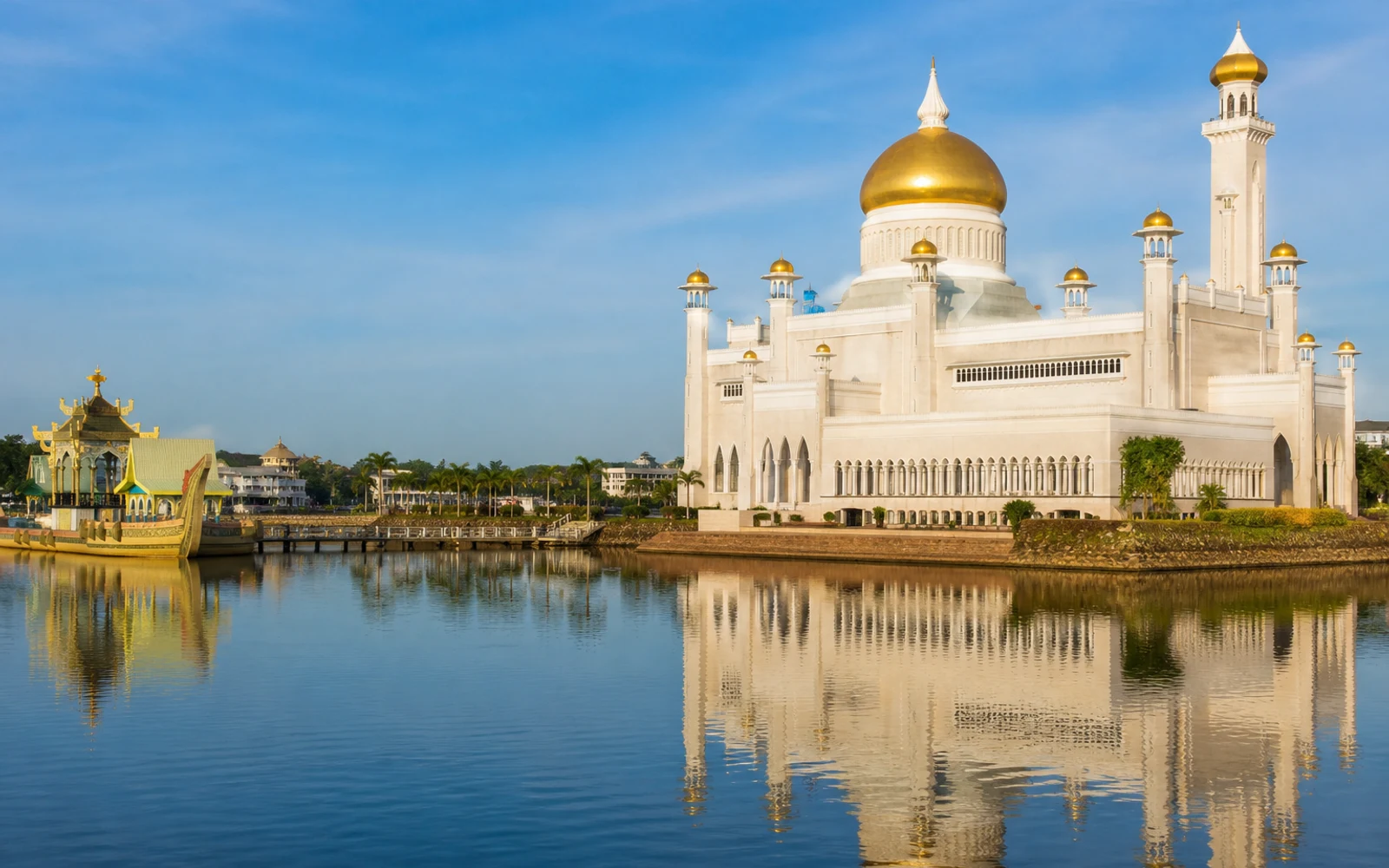 Sultan Omar Ali Saifuddien Mosque in Bandar Seri Begawan