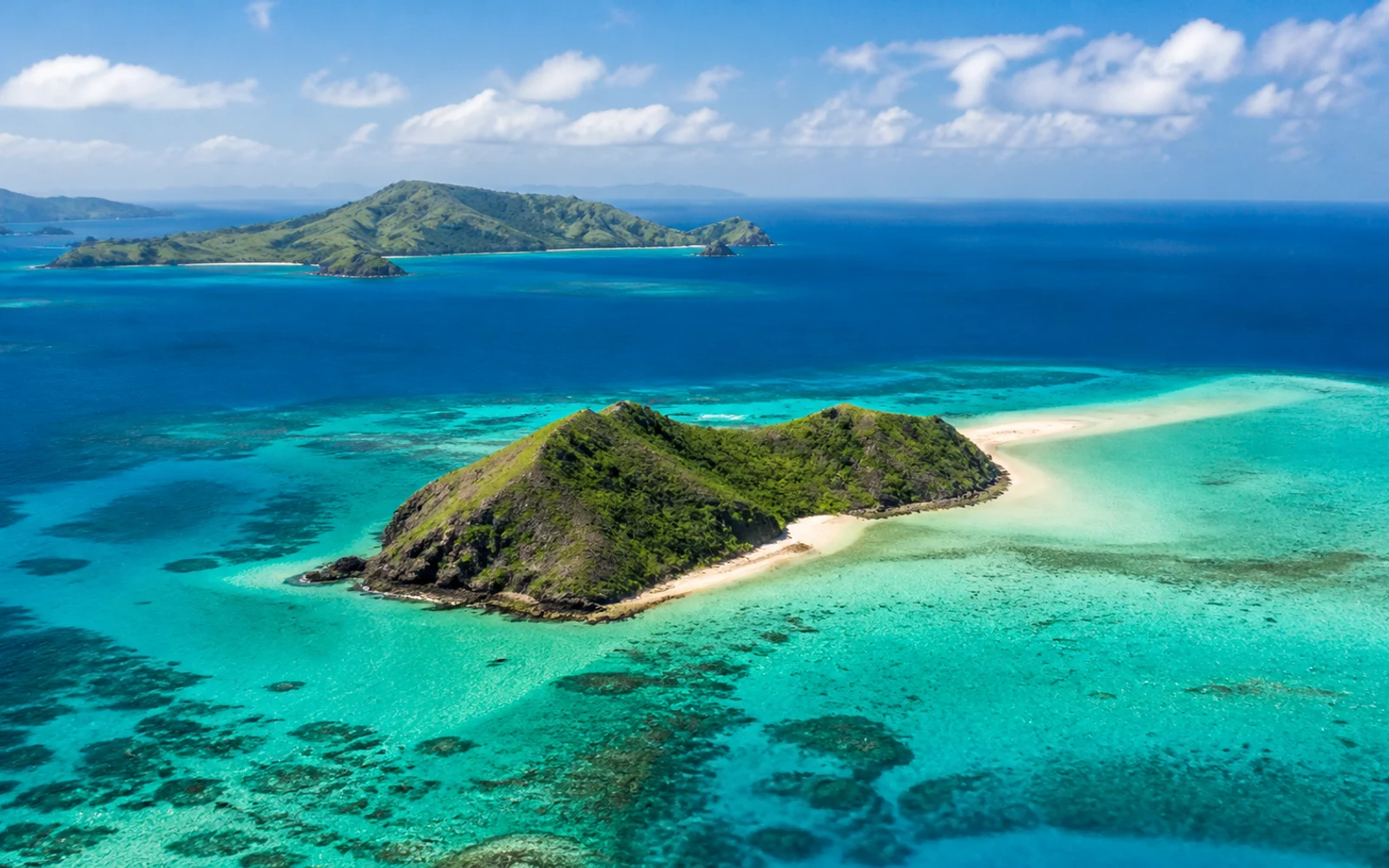Mamanuca turquoise lagoon in Mamanuca Islands