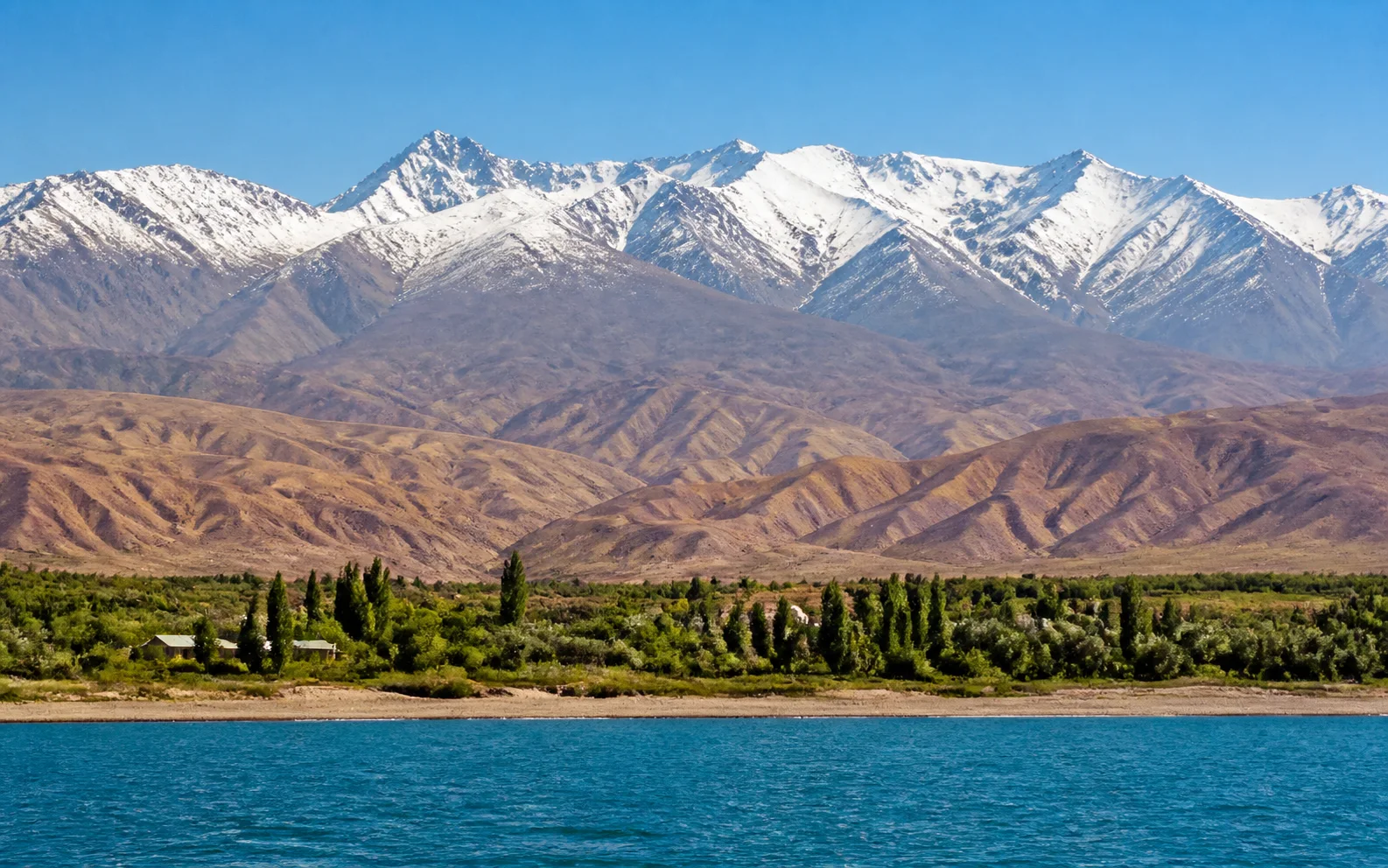 Song-Kul alpine lake and yurt in Naryn